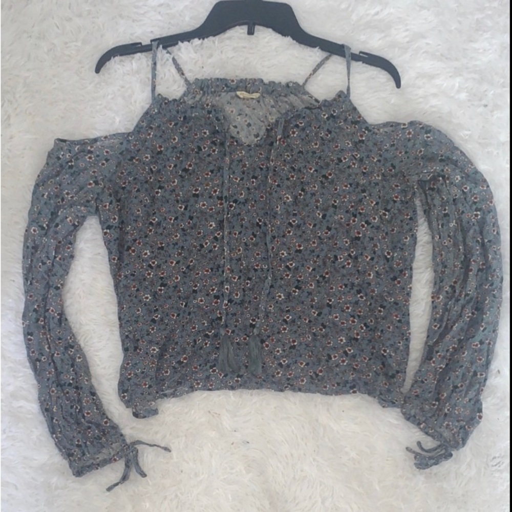 Aeropostale Floral Cutout Shoulder Top - Picture 2 of 8